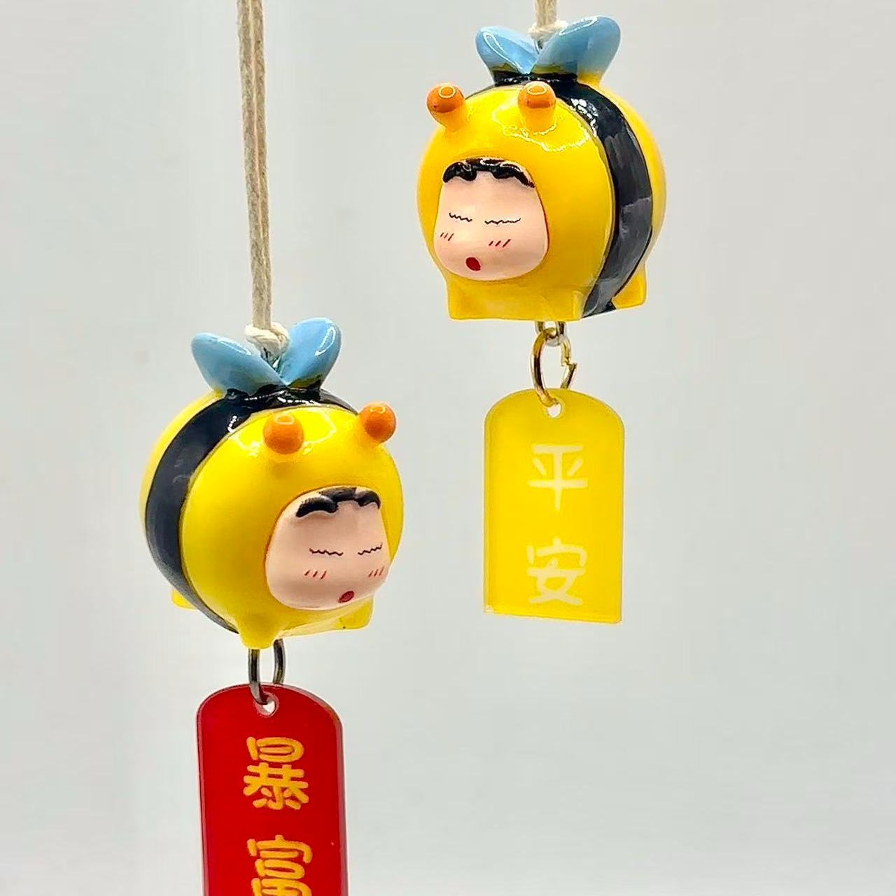 Interior Design App - Figurka Crayon Shin-chan Bee Cosplay, zawieszka