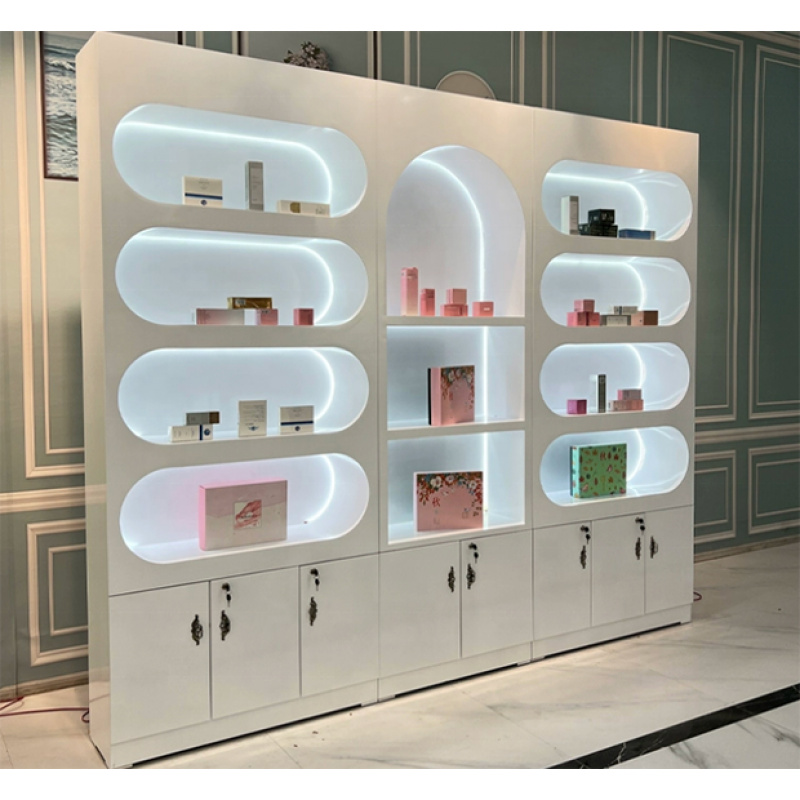 Projekt wnętrza sklepu kosmety – Interior Design White And Wood recenzja i cena