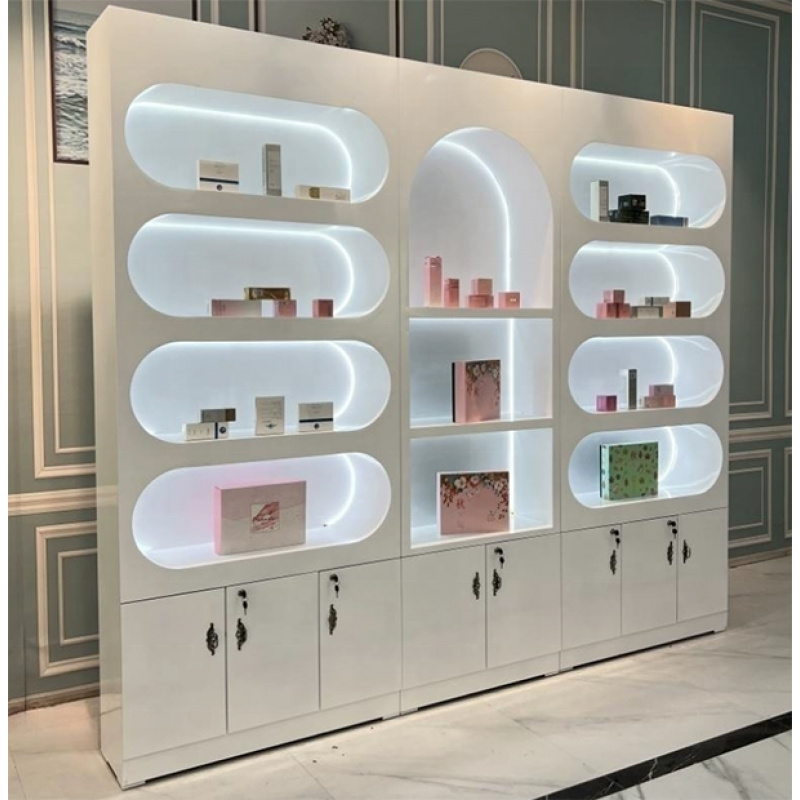 Projekt wnętrza sklepu kosmety – Interior Design White And Wood recenzja i cena